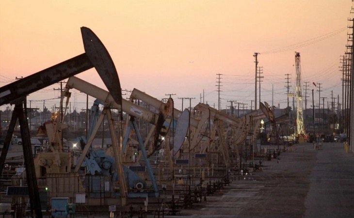 Petróleo cai com Fed mais rígido e perspectivas fracas para a demanda