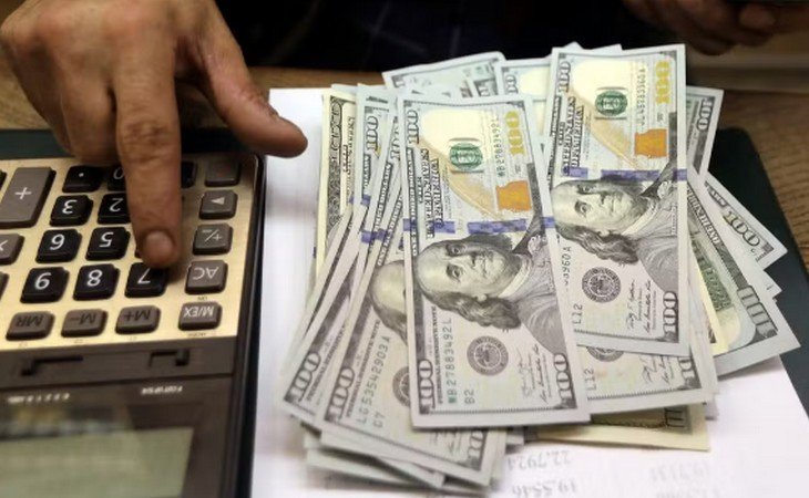 Petrobras espera mais um pouco para ajustar preços em função da alta do dólar